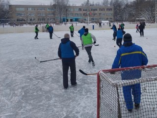 Опыт победил молодость: ветераны хоккея из Всеволодова обыграли юниоров