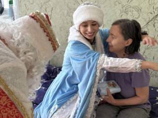 К подопечных дома милосердия в Можайске пришли в гости Дед Мороз и Снегурочка