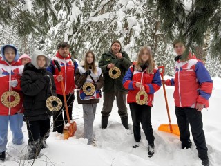 «Бублики» с кормом для птиц развесили на деревьях под Егорьевском