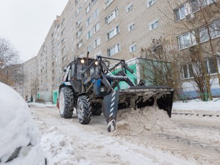 Названы адреса, где проведут комплексную уборку дворов от снега 17 января
