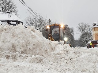 Минипогрузчик, два трактора и самосвал: как в Красноармейске вывозят снег с улиц