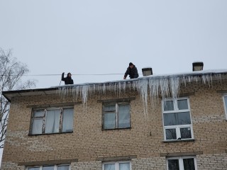 Коммунальщики в Черноголовке очищают крыши от снега и наледи