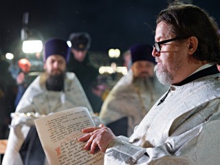 Более 50 человек окунулись в крещенскую купель: в Запрудне прошли первые купания у храма