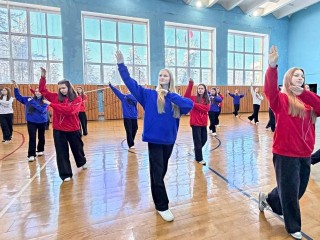 Школьники Серебряных Прудов станцевали в масштабном флешмобе «Танцы народов России»