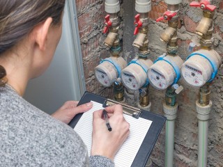 Минстрой объяснил, почему выросла плата за воду без прибора учета