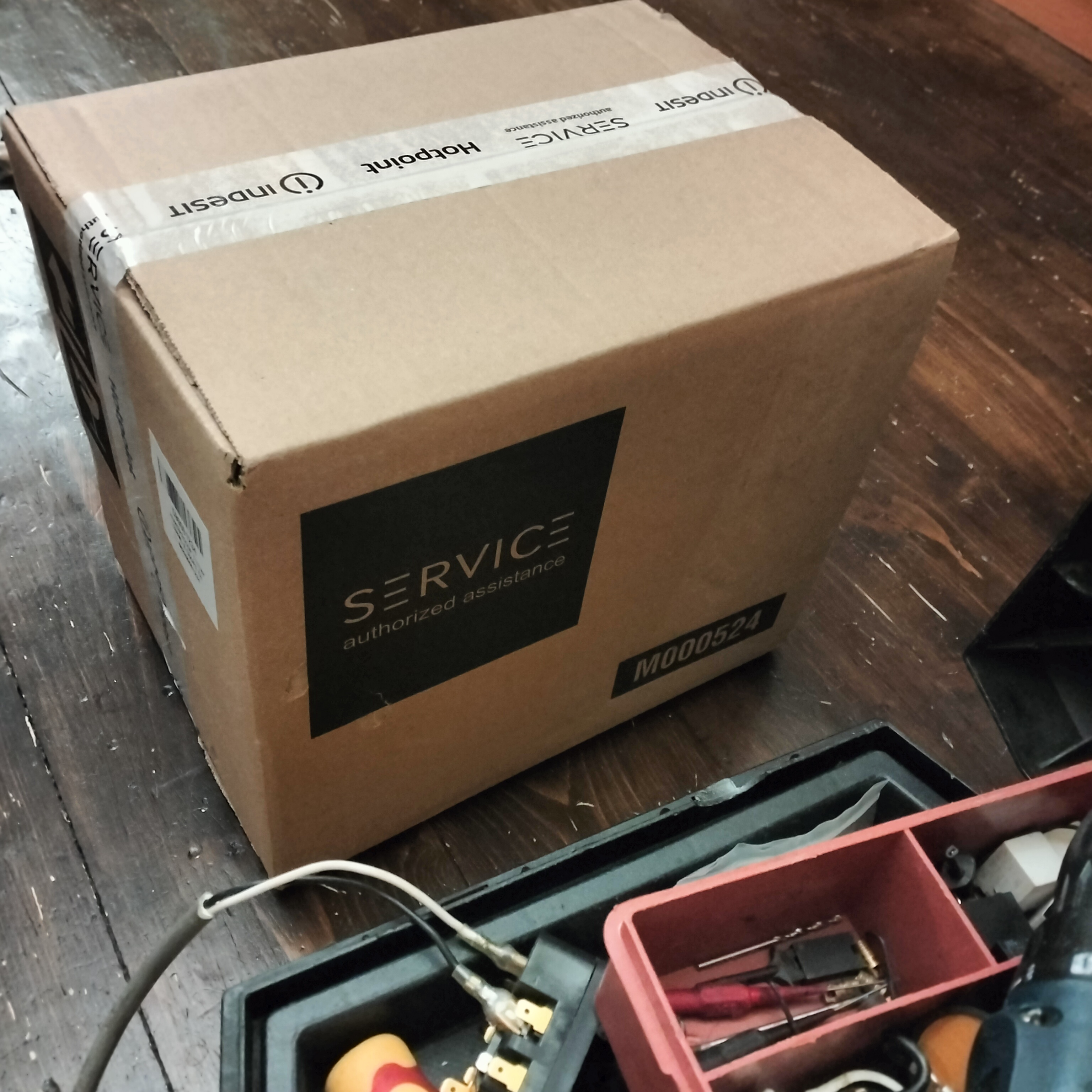 Коробка новой запчасти с маркировкой SERVICE authorized assistance для морозильной камеры Haier