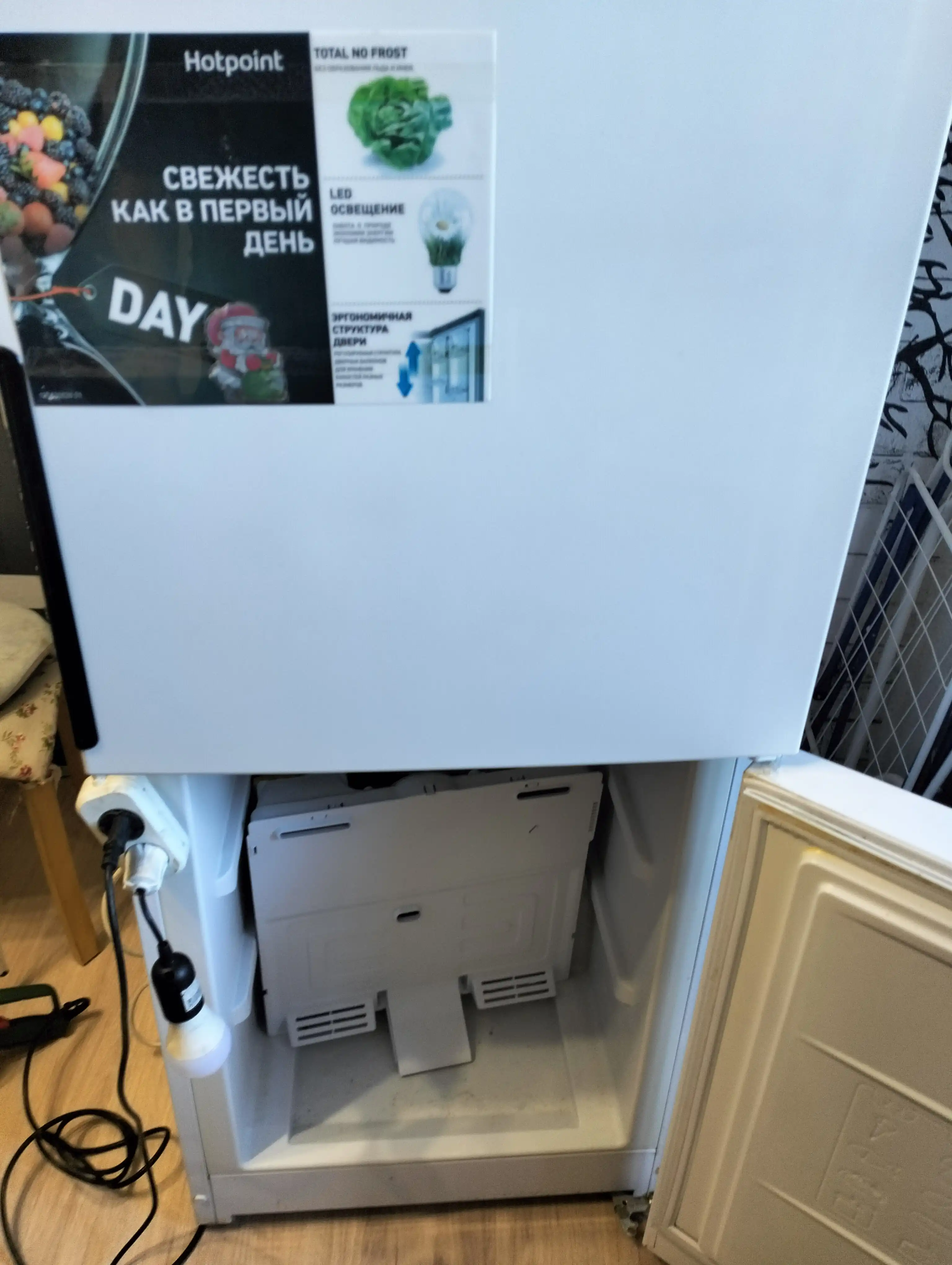Холодильник Hotpoint-Ariston HF5200W со снятой дверцей морозильной камеры