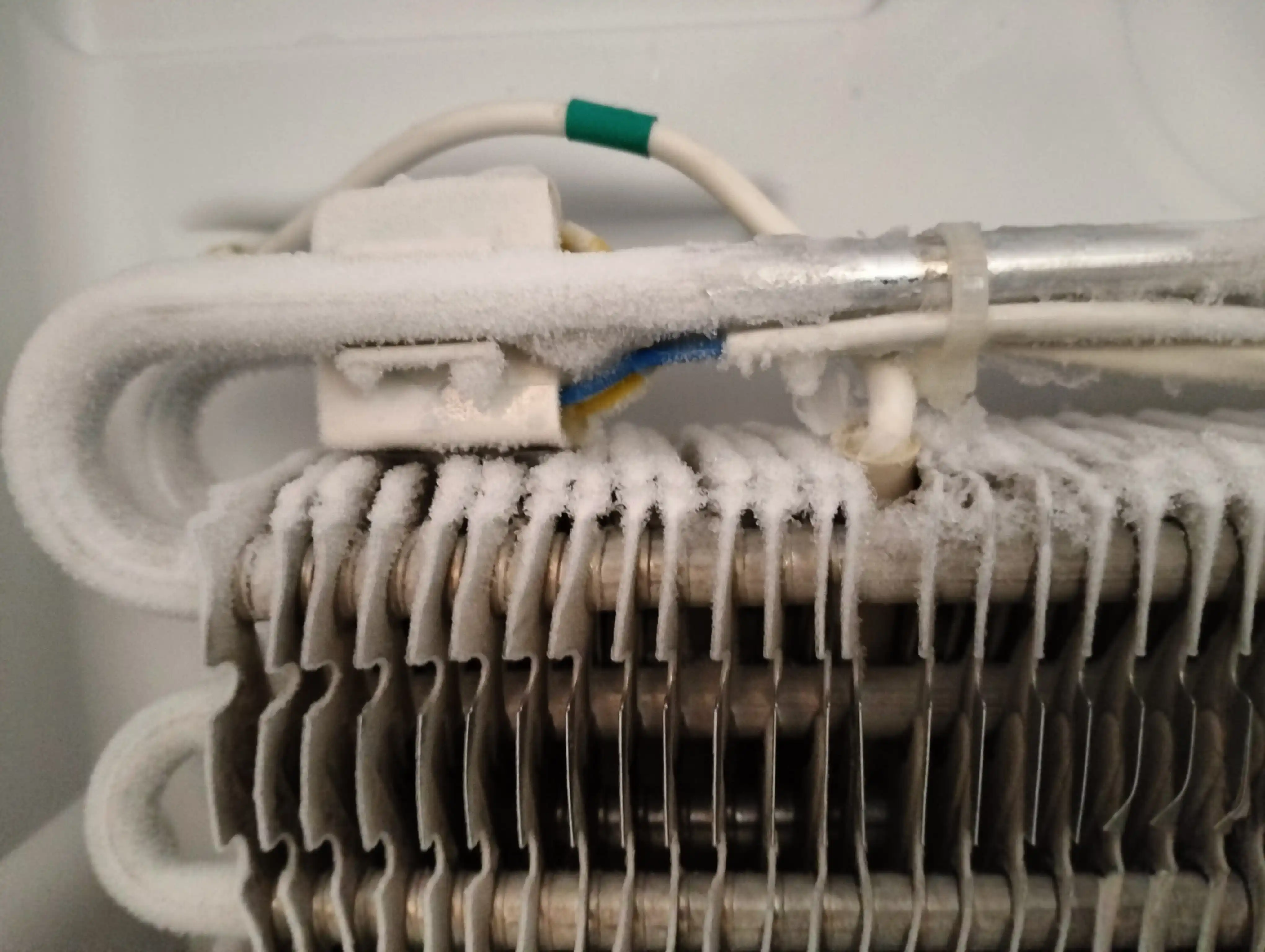 Испаритель холодильника Hotpoint-Ariston HF5180W, покрытый наледью из-за остановки вентилятора