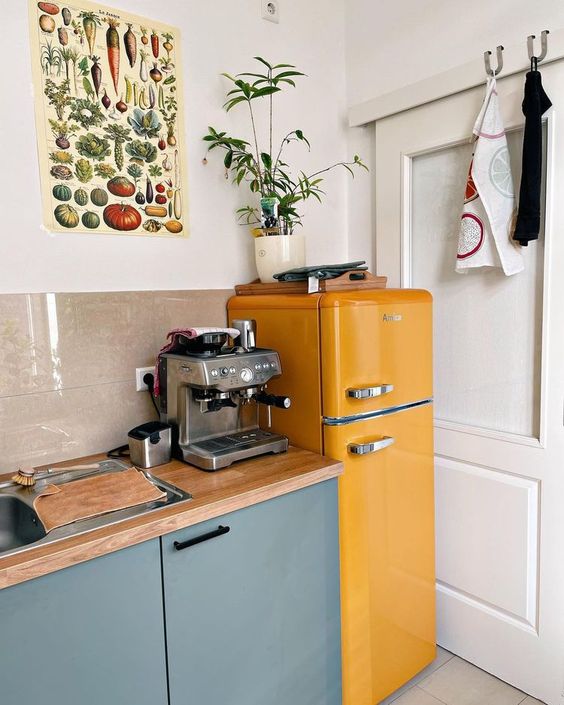 Обновляем старый холодильник: 10 неожиданных идей