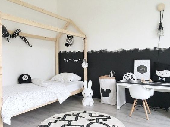 Фото № 11: Как украсить стены за кроватью в спальне: 20 интересных способов