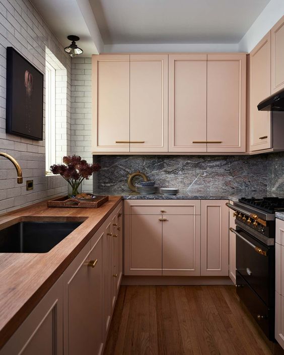 Фото розового цвета в интерьере кухни