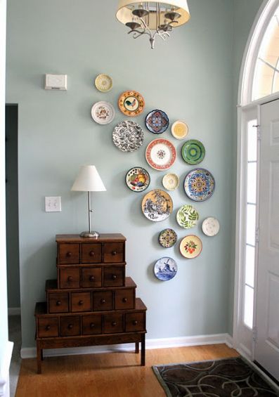 Фото № 3: Как расположить декоративные керамические тарелки в интерьере: 15 красивых способов
