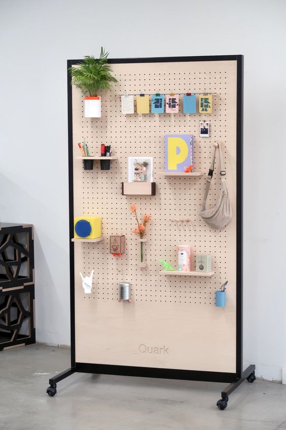 Фото № 24: Пегборд в интерьере: как организовать креативное хранение в разных комнатах — 18 ярких идей