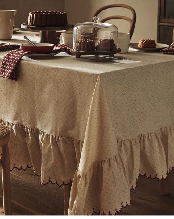 Фото № 8: Выбор скатерти на стол в гостиную или кухню: что нужно знать