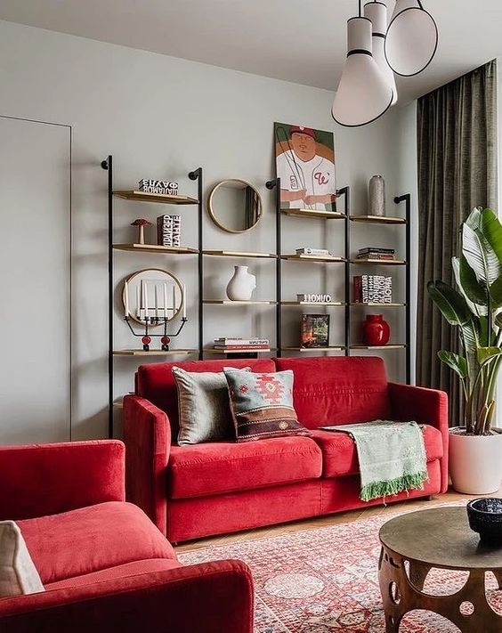 Фото № 20: 20 запоминающихся интерьеров с красным диваном