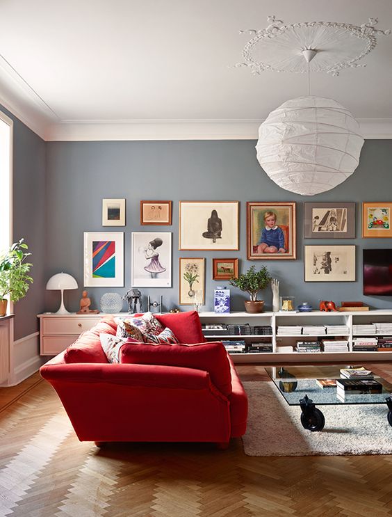 Фото № 18: 20 запоминающихся интерьеров с красным диваном