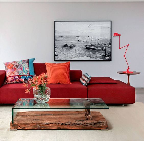 Фото № 16: 20 запоминающихся интерьеров с красным диваном