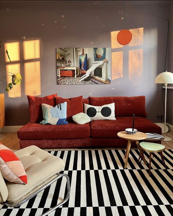 Фото № 14: 20 запоминающихся интерьеров с красным диваном