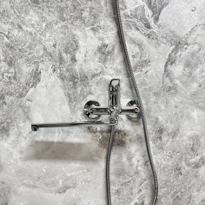 смеситель для ванны hb2213 однорычажный длинный излив с лейкой и шлангом цвет хром