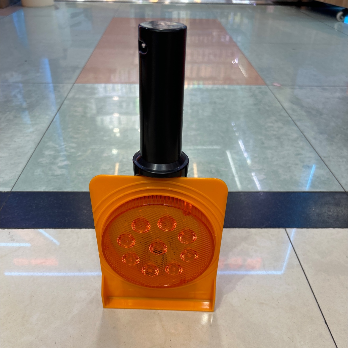 Сигнальный фонарь на солнечной батарее XH01 оптом из Китая — фотография 2