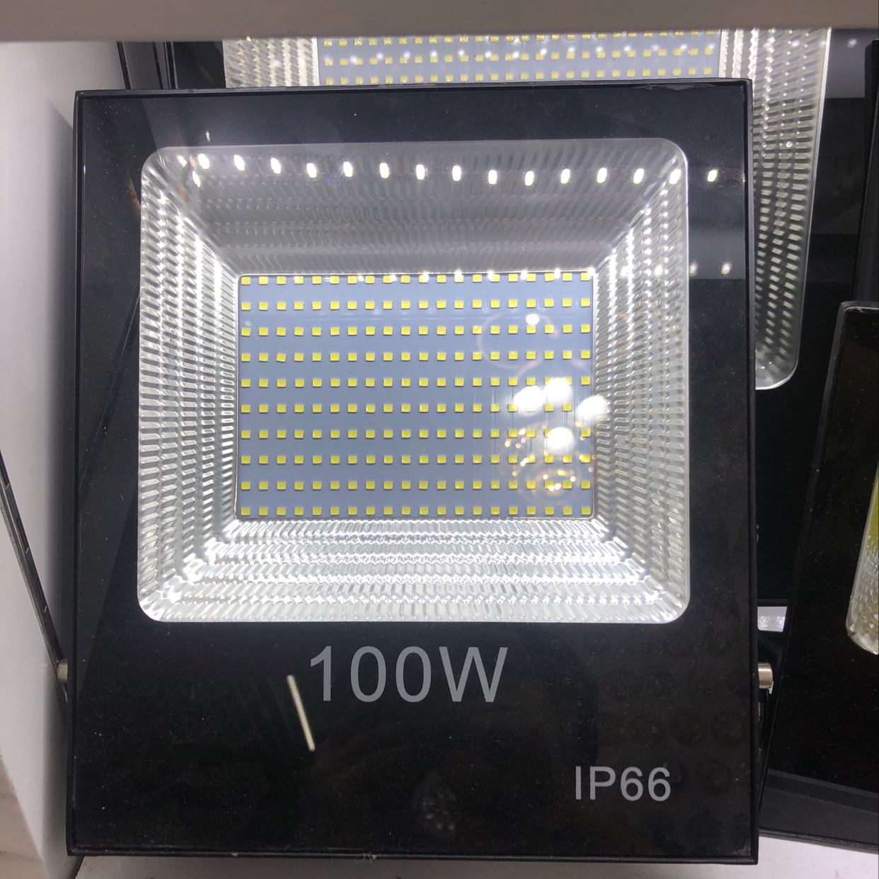 Прожектор на солнечной батарее LED оптом из Китая — фотография 2