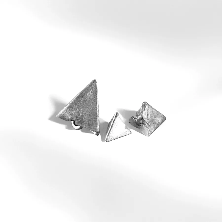 Серьги-гвоздики треугольные оптом из Китая — фотография 2