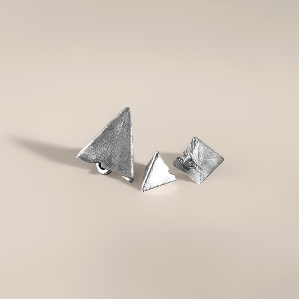 Серьги-гвоздики треугольные оптом из Китая — фотография 4