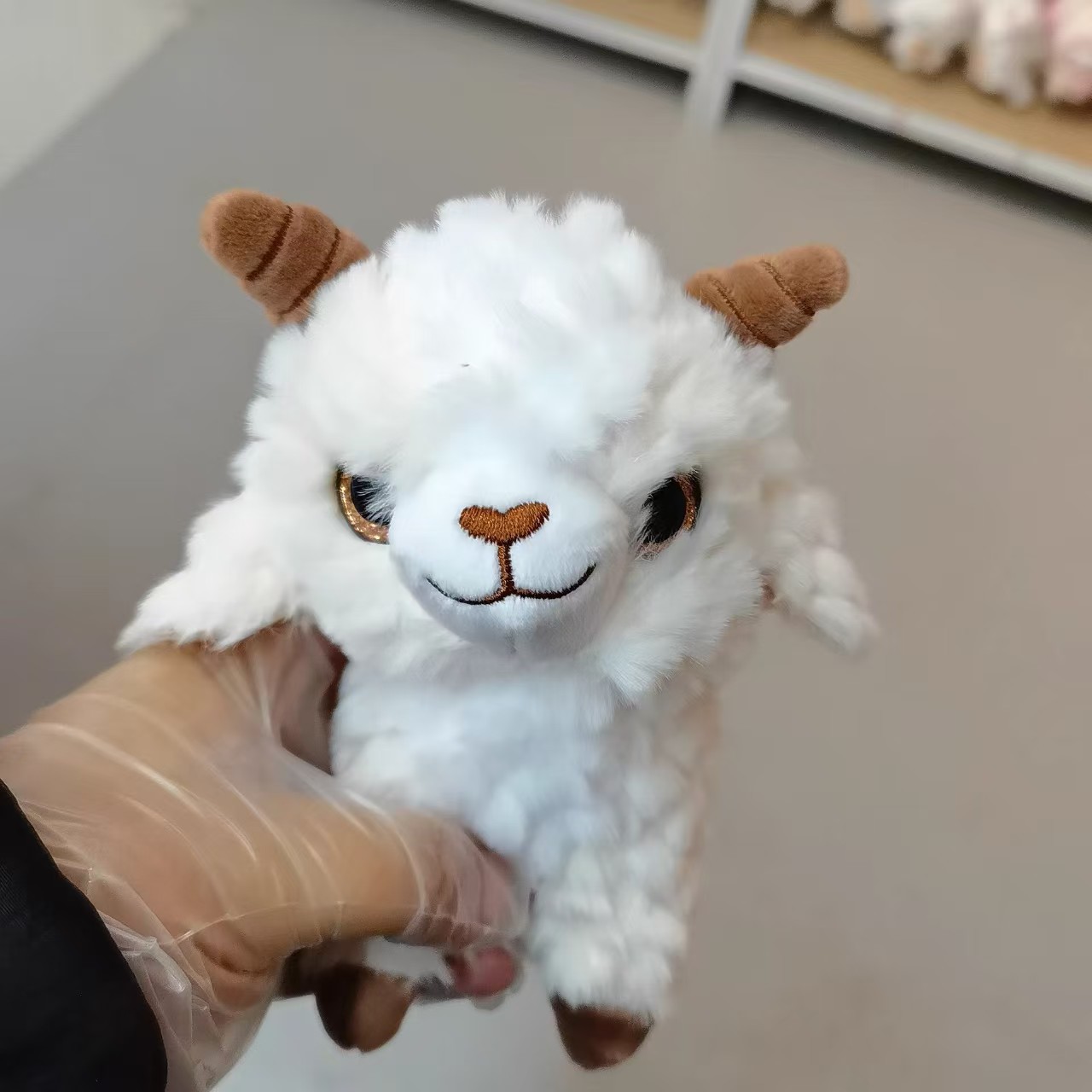 Мягкая игрушка-подвеска овечка оптом из Китая — фотография 2
