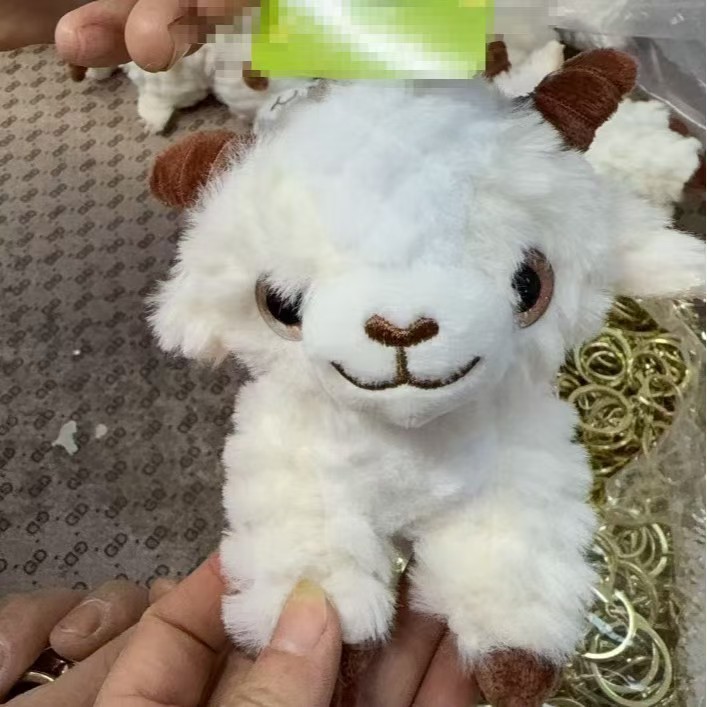 Мягкая игрушка-подвеска овечка оптом из Китая — фотография 5
