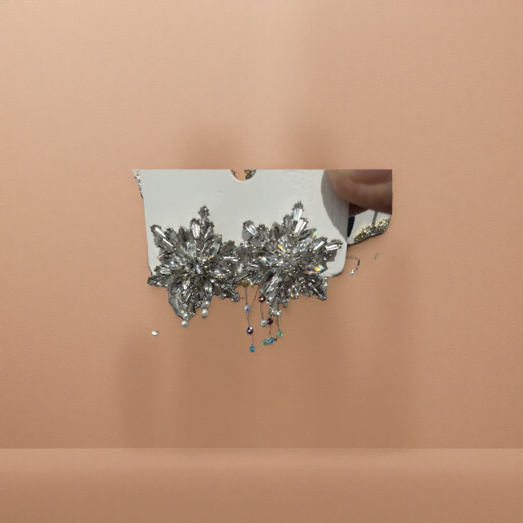 Серьги серебристые с кристальным цветком оптом из Китая — фотография 4
