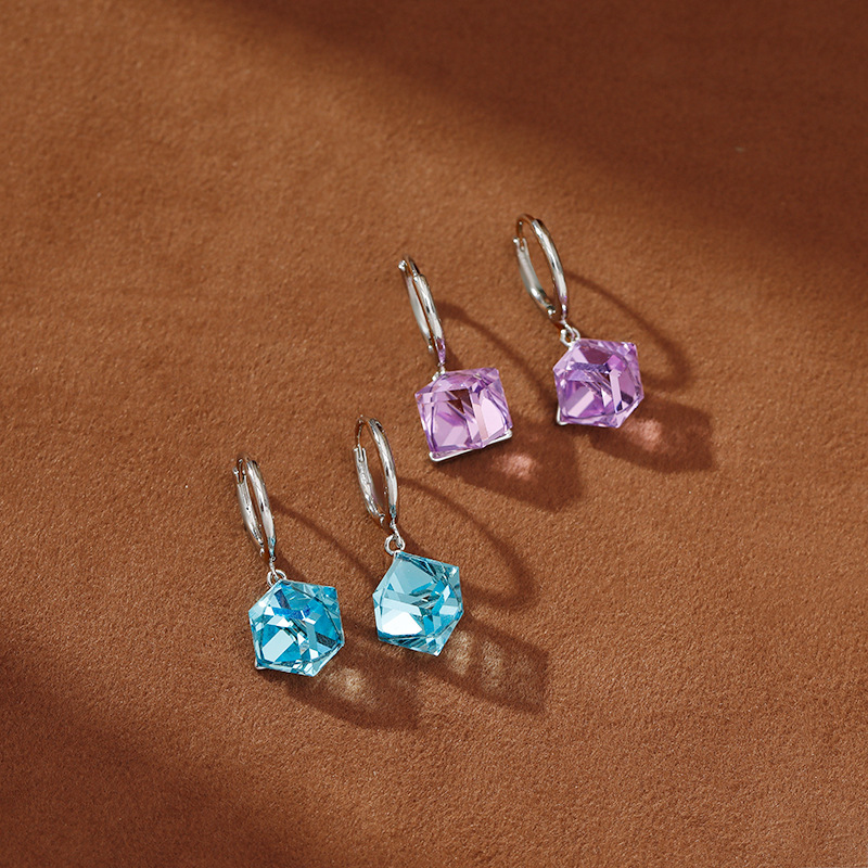 Серьги-подвески со стеклянным кубиком оптом из Китая — фотография 2