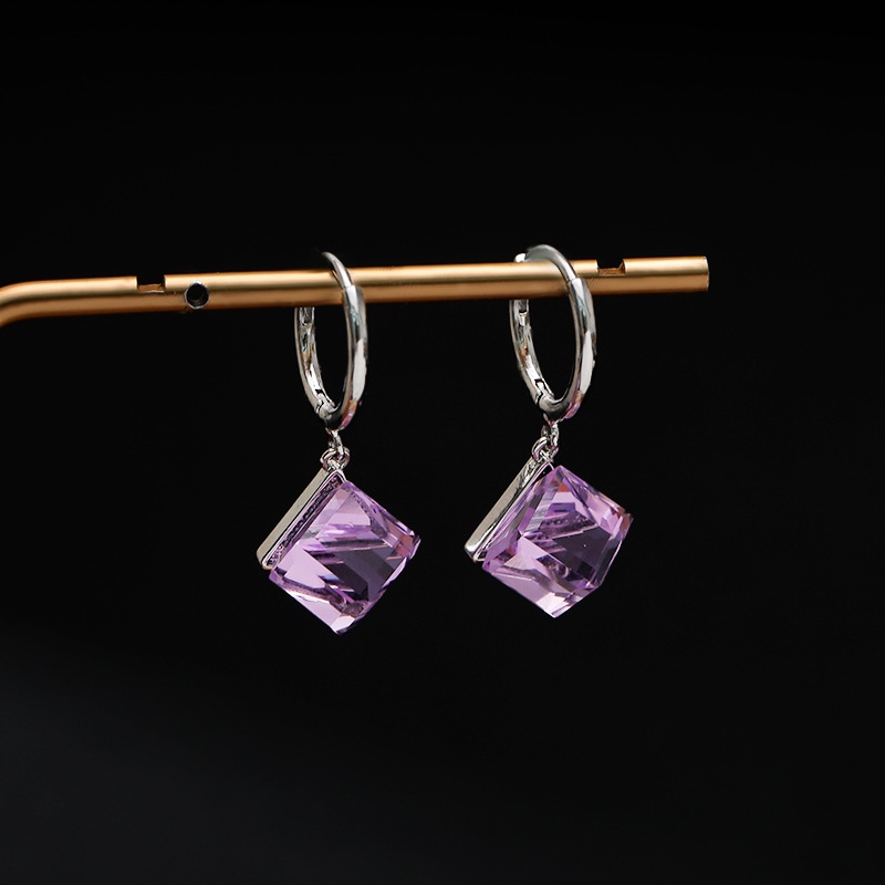 Серьги-подвески со стеклянным кубиком оптом из Китая — фотография 3