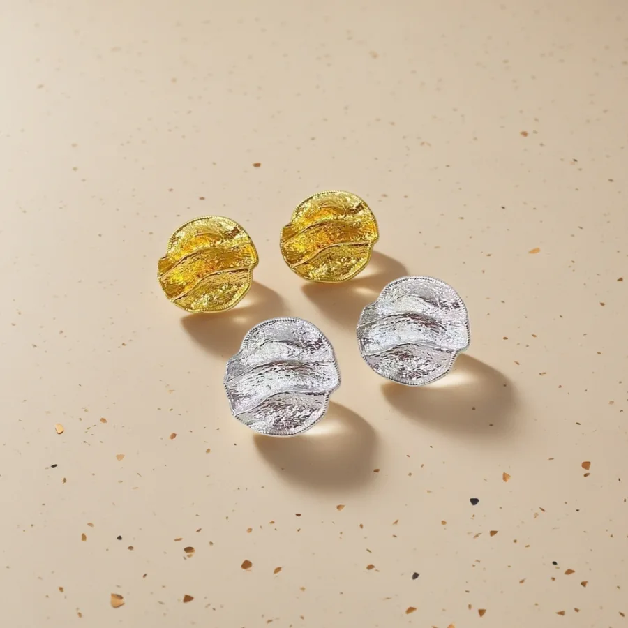 Серьги-гвоздики с фактурной поверхностью оптом из Китая — фотография 2