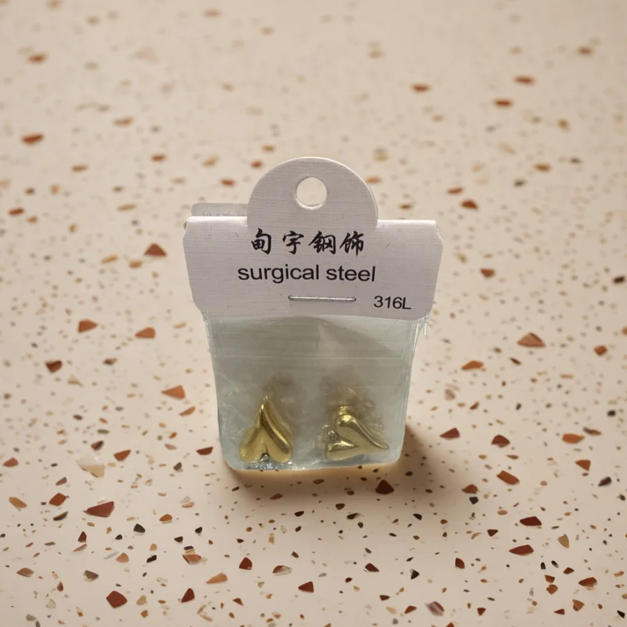 Серьги-гвоздики «Сердце» из стали 316L оптом из Китая — фотография 2