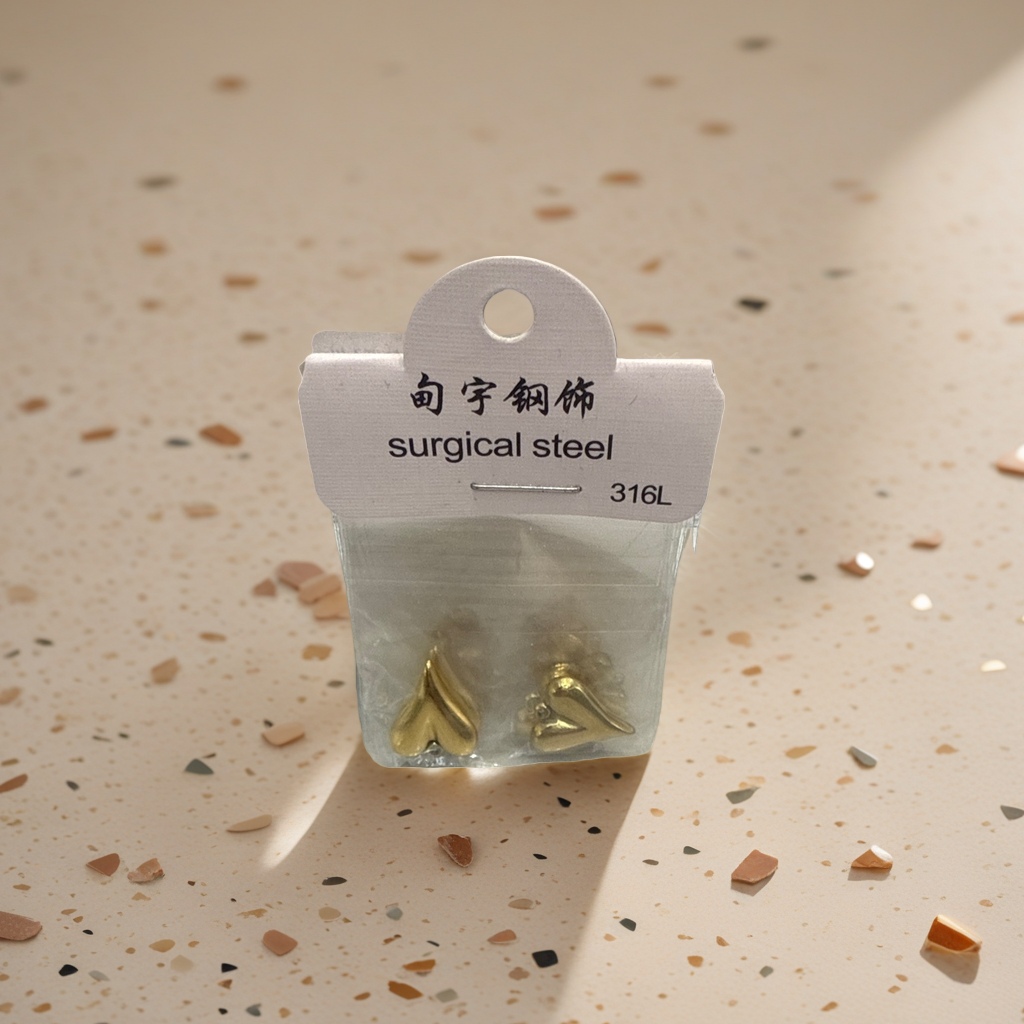 Серьги-гвоздики «Сердце» из стали 316L оптом из Китая — фотография 4
