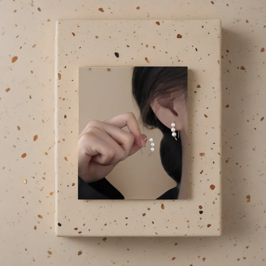 Серьги серебристые с жемчугом лаконичные оптом из Китая — фотография 2
