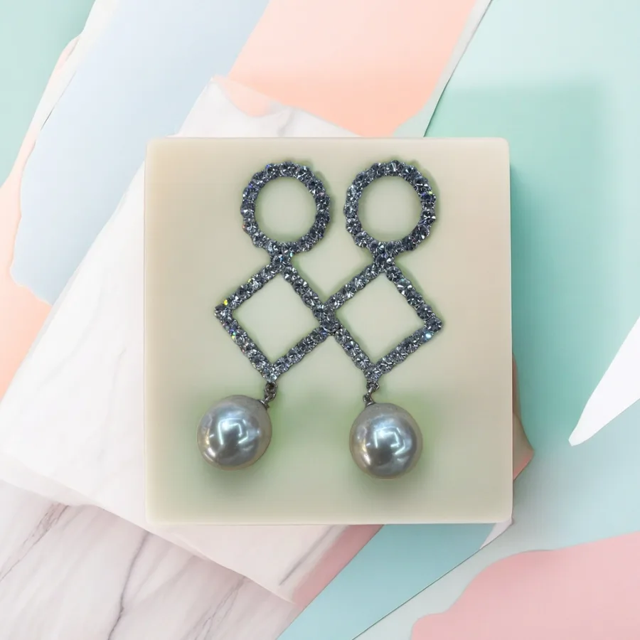 Серьги серебристые с подвесной жемчужиной оптом из Китая — фотография 2