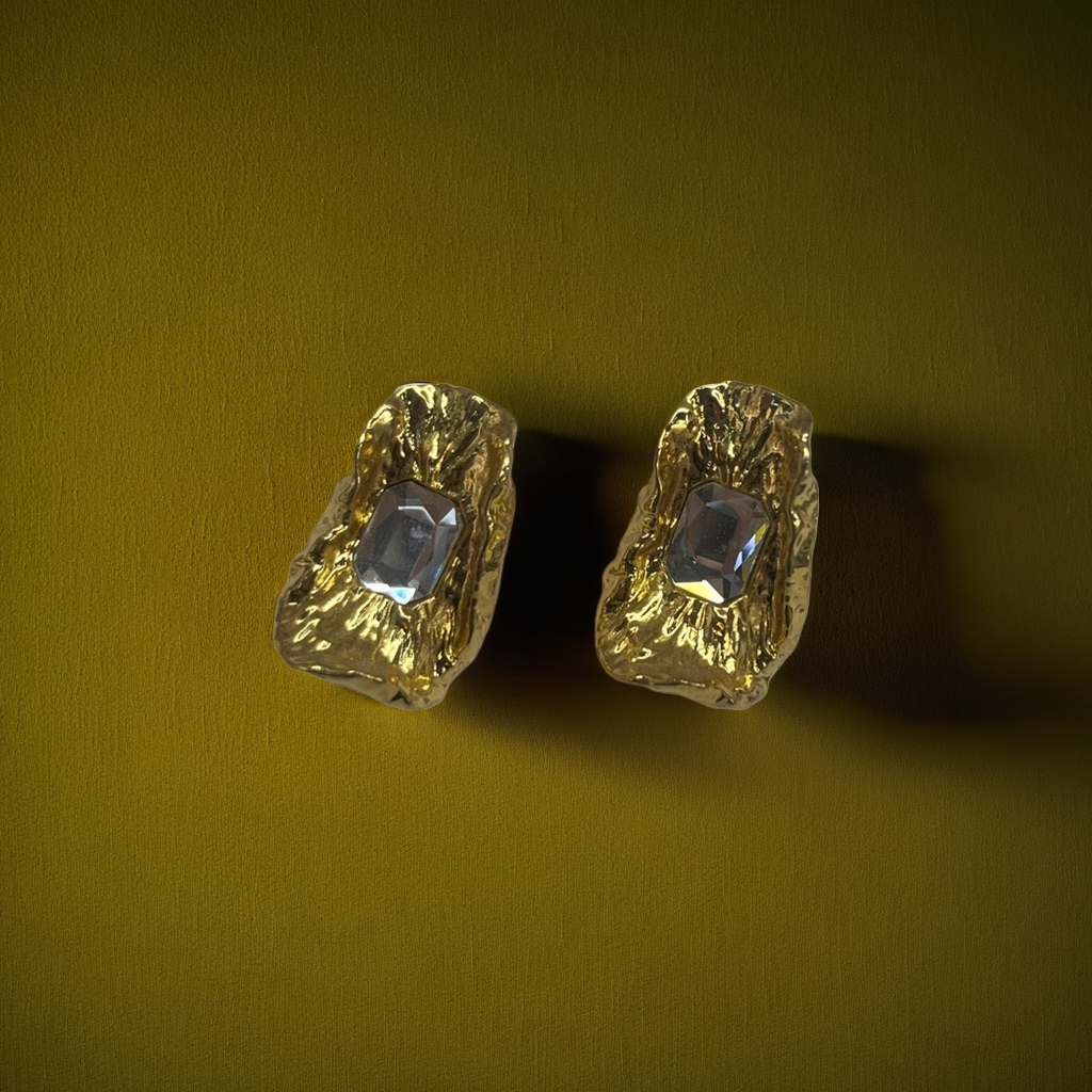 Серьги-пусеты золотистые фактурные с камнем оптом из Китая — фотография 3