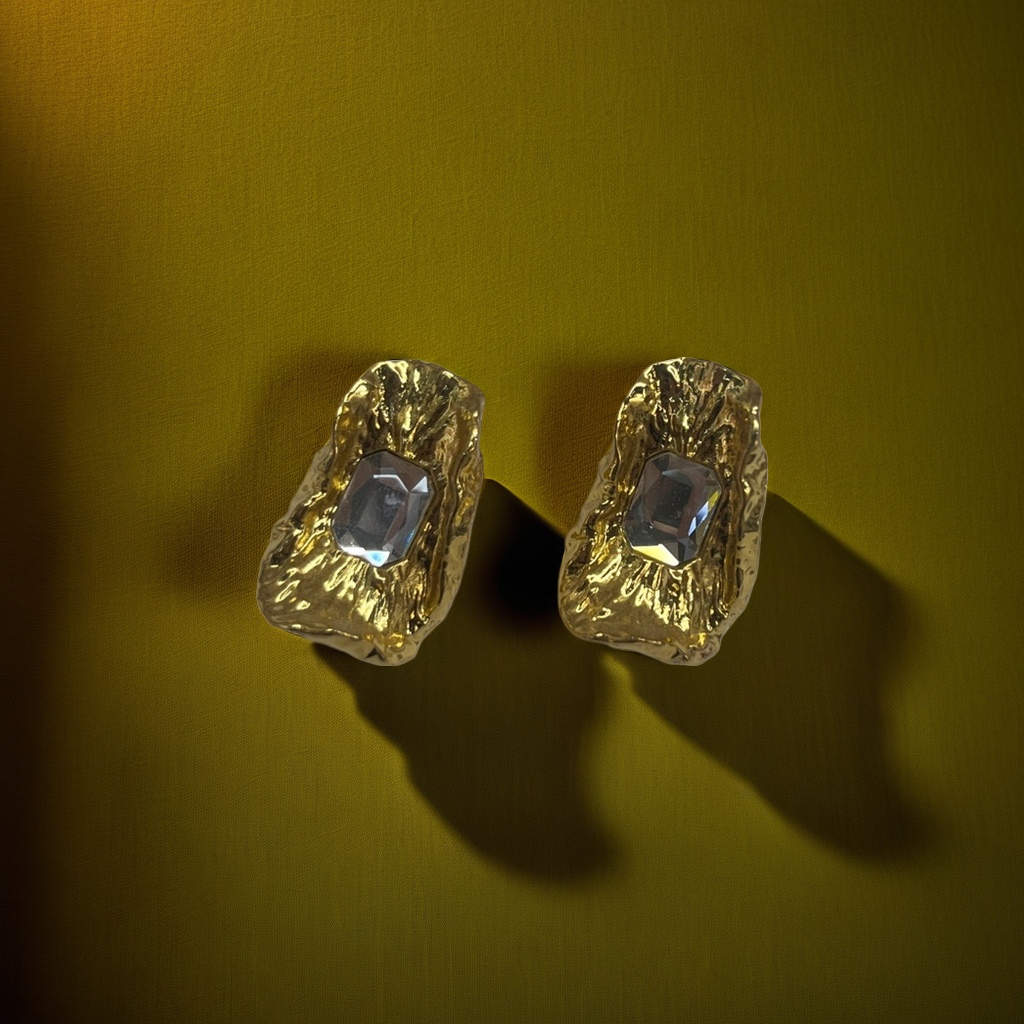 Серьги-пусеты золотистые фактурные с камнем оптом из Китая — фотография 4