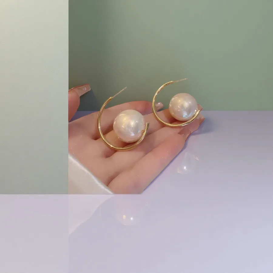 Серьги-кольца золотистые с жемчужиной оптом из Китая — фотография 2