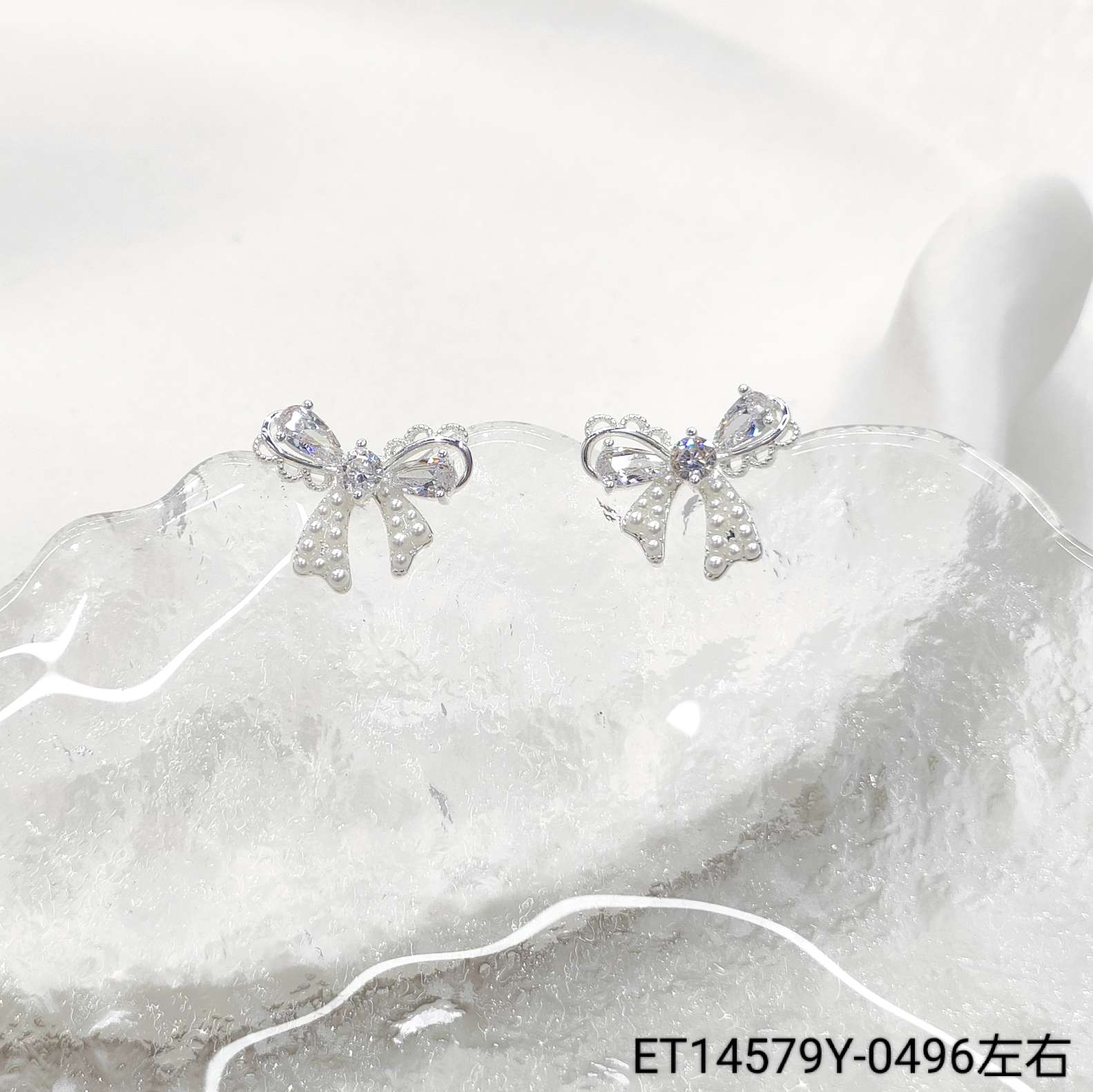 Серьги-банты с жемчугом и цирконием оптом из Китая — фотография 3
