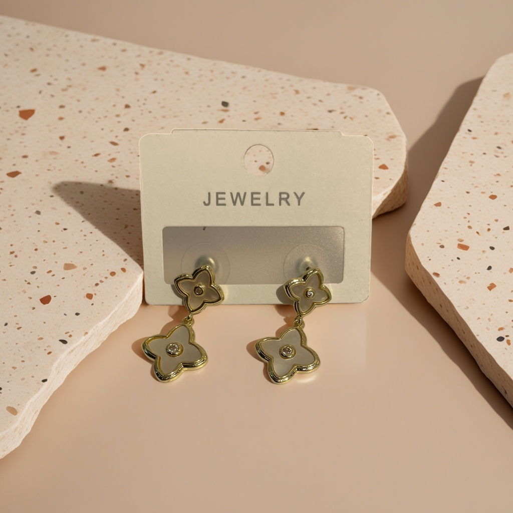 Серьги золотистые в форме четырёхлистного цветка оптом из Китая — фотография 4