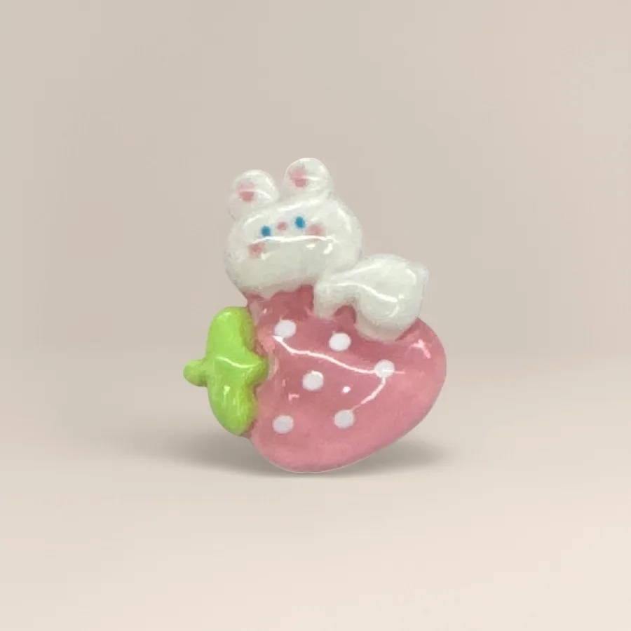 Фигурка керамическая кролик-клубника оптом из Китая — фотография 2