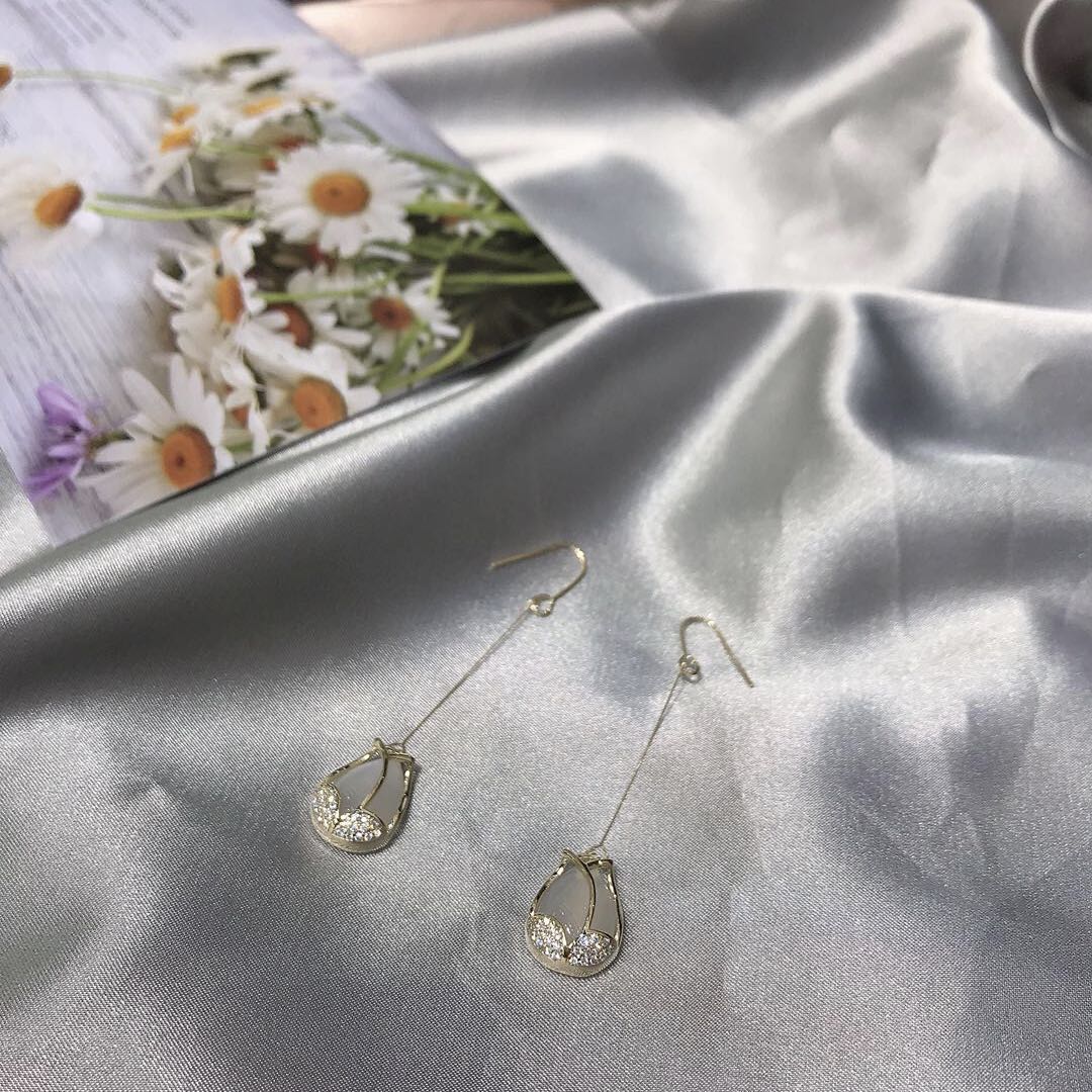 Серьги длинные с кисточками и цирконом оптом из Китая — фотография 3