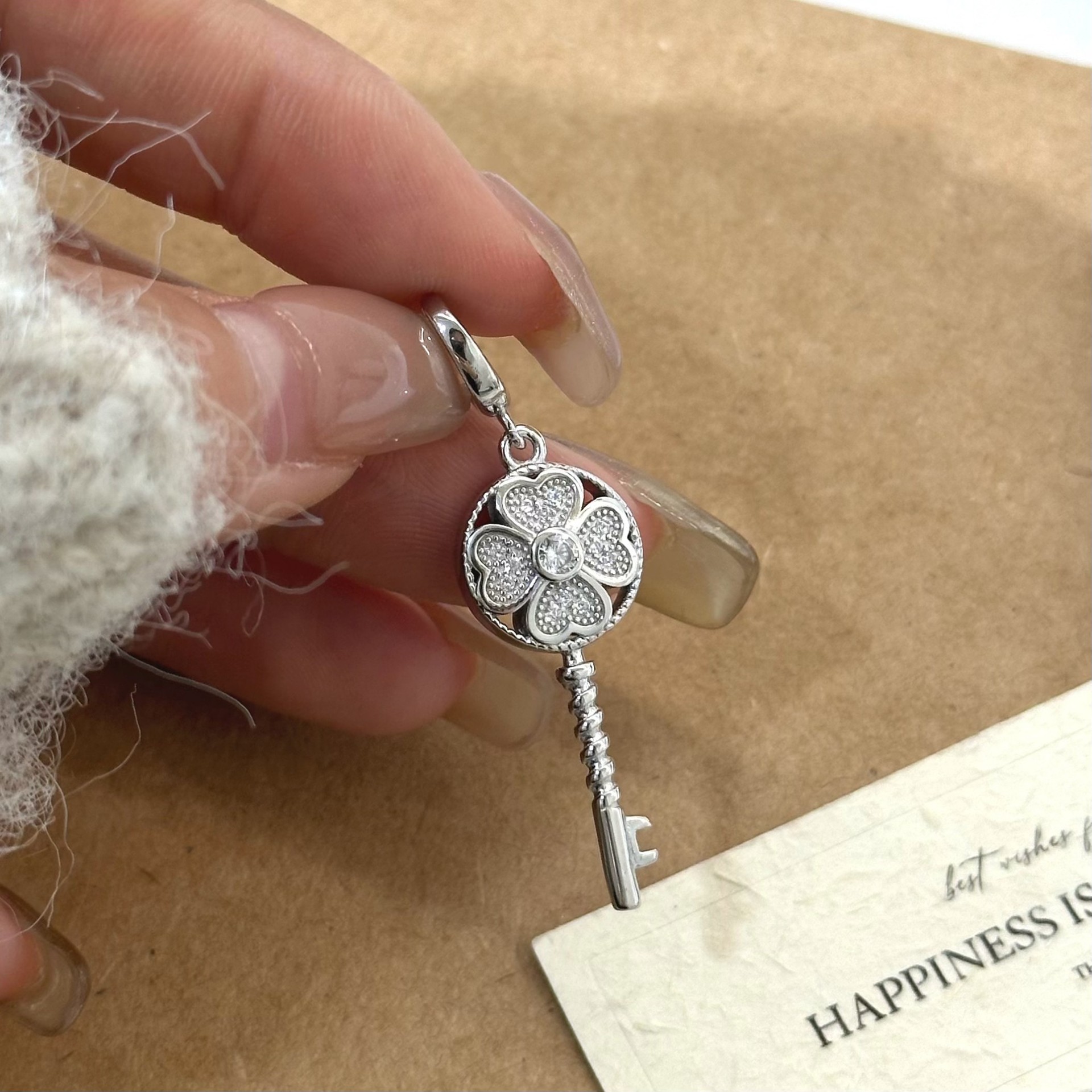 Подвеска серебряная ключ с клевером оптом из Китая — фотография 2