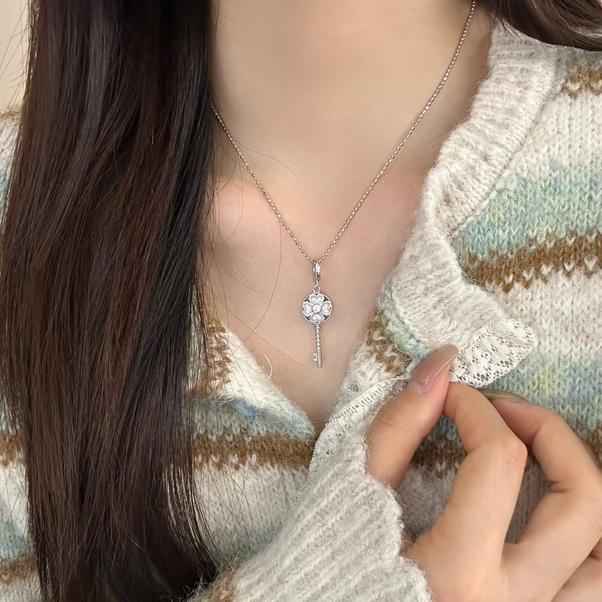 Подвеска серебряная ключ с клевером оптом из Китая — фотография 3
