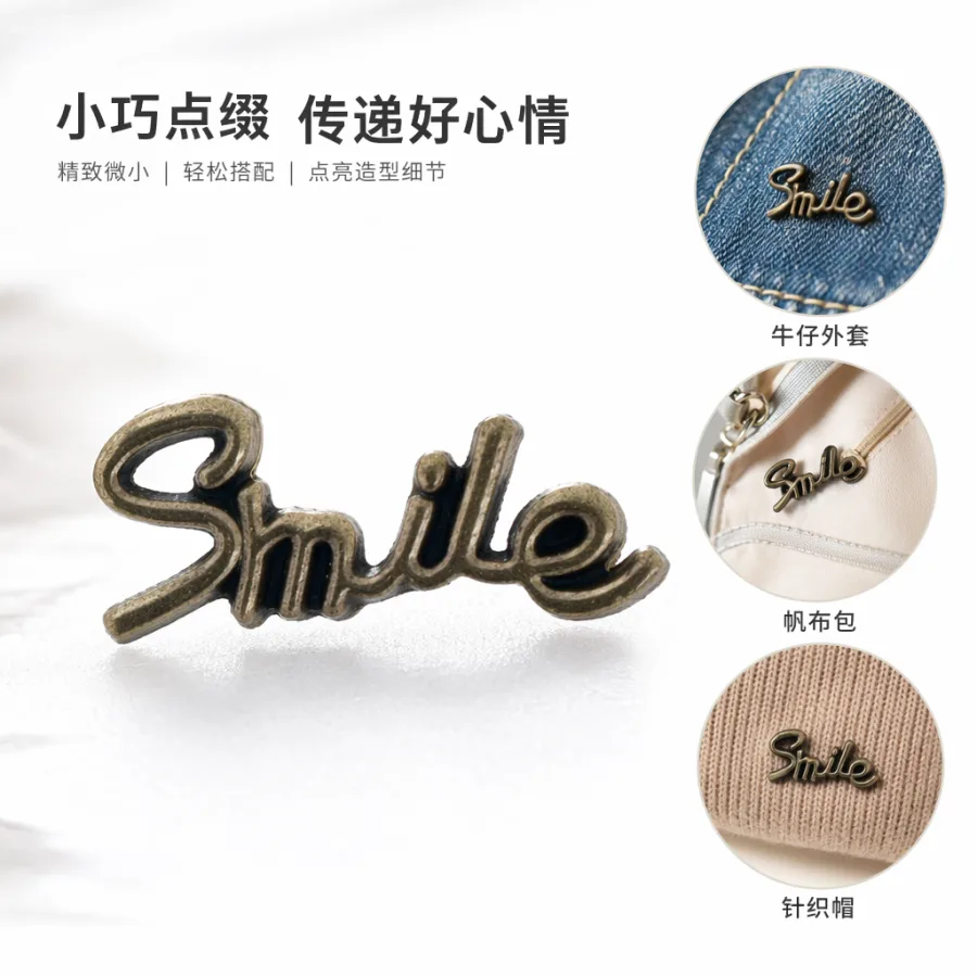 Значок-наклейка золотистый Smile на белом фоне оптом из Китая — фотография 2