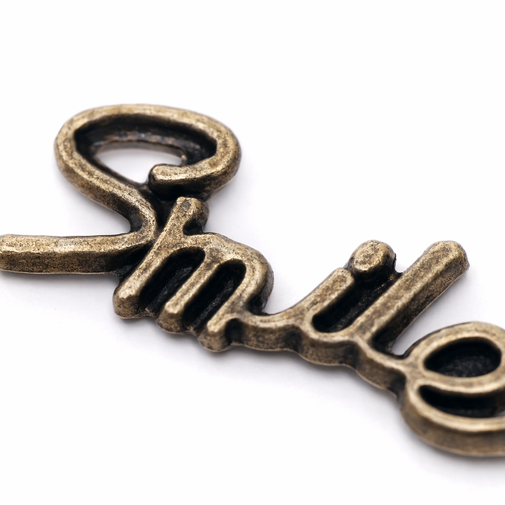 Значок-наклейка золотистый Smile на белом фоне оптом из Китая — фотография 5