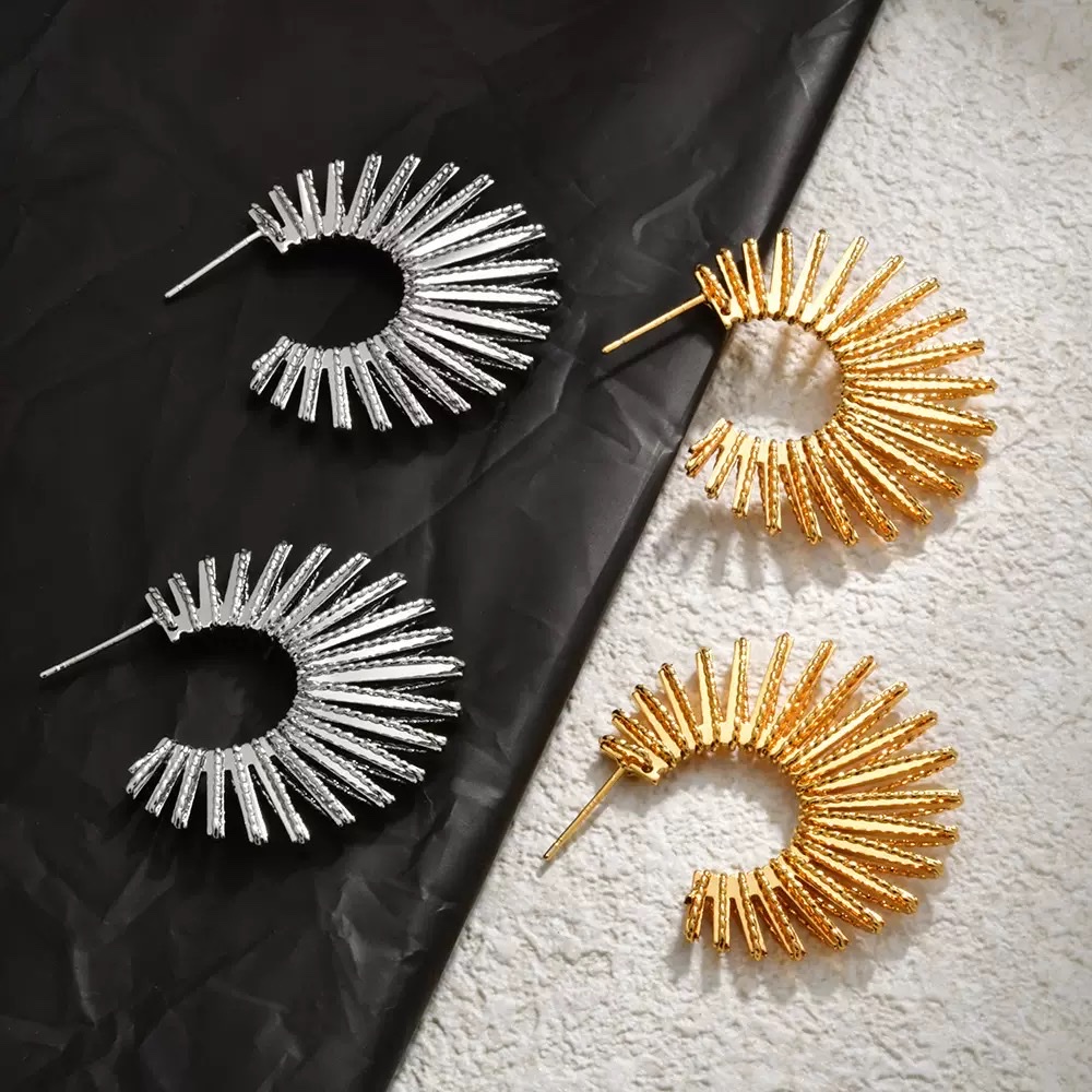 Серьги-кольца медные асимметричные оптом из Китая — фотография 2