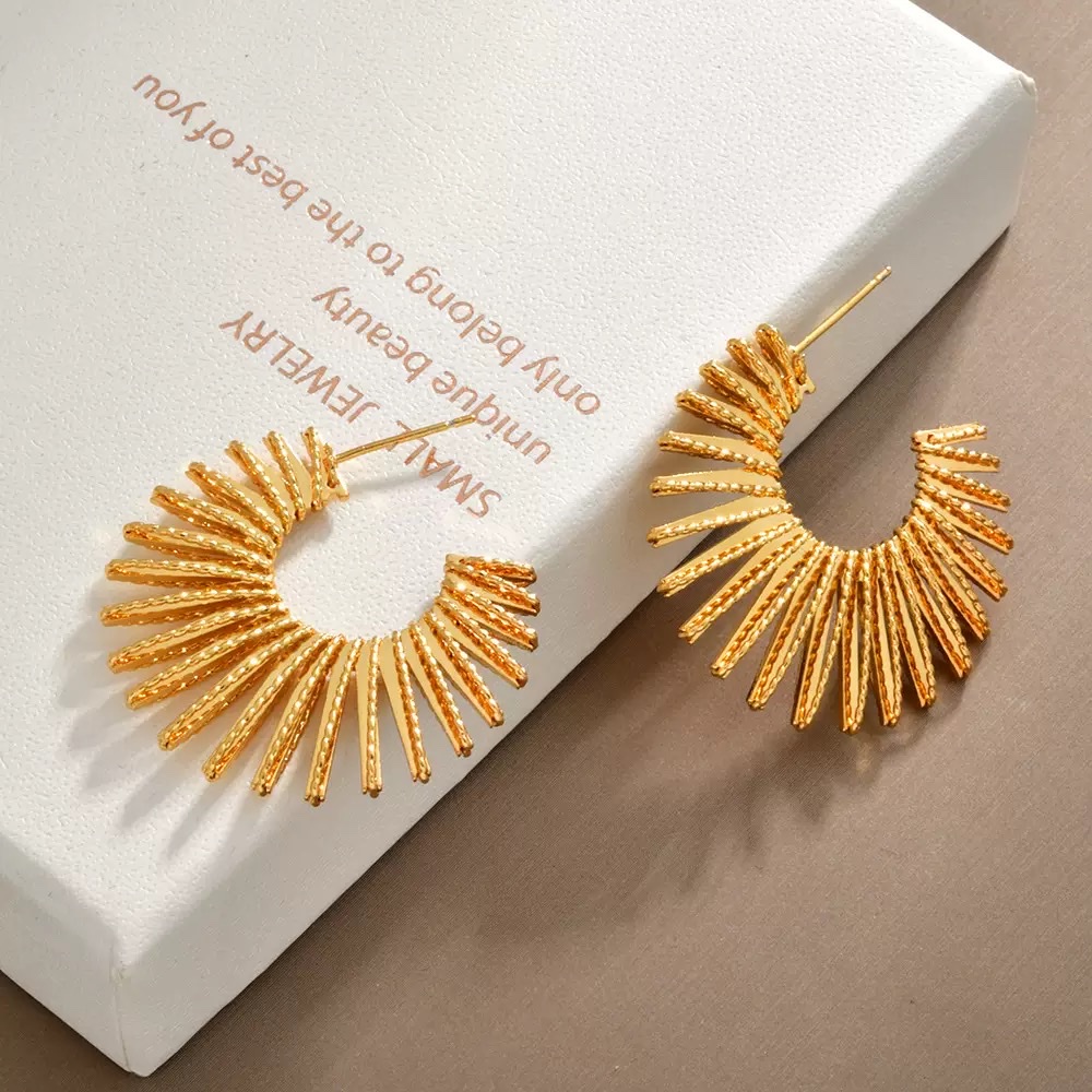 Серьги-кольца медные асимметричные оптом из Китая — фотография 3